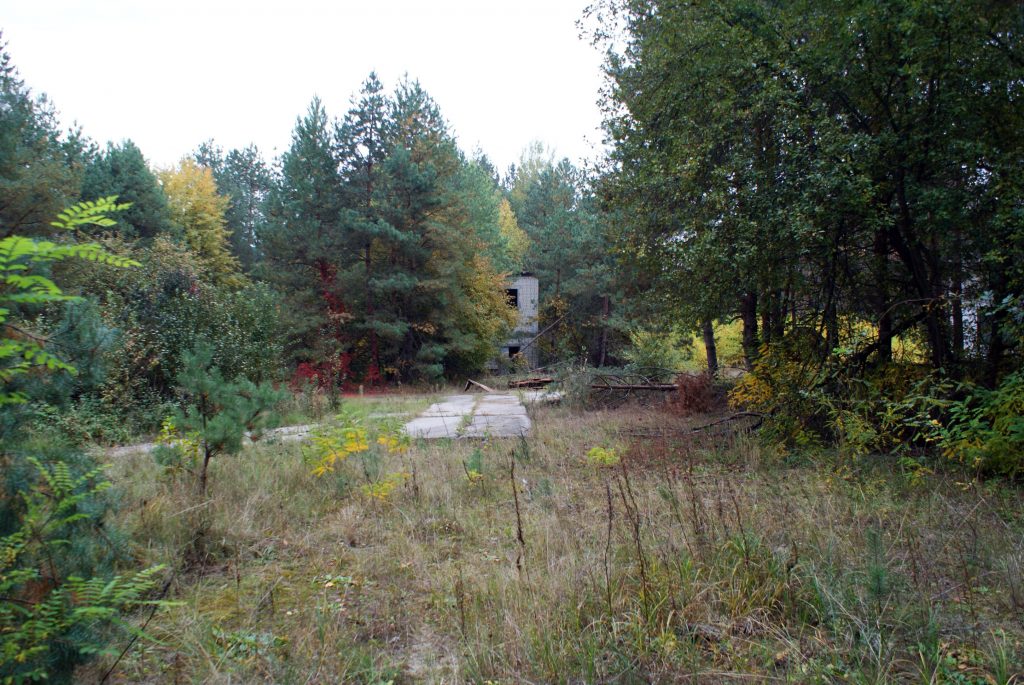 Pozostałości zabudowań jednostki Czarnobyl-2. Fot. Tomasz Róg