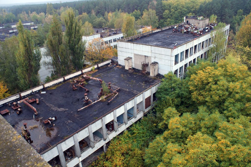 Widok z dachu budynku administracyjnego na pozostałe budynki kompleksu Jupiter / Fot. Tomasz Róg