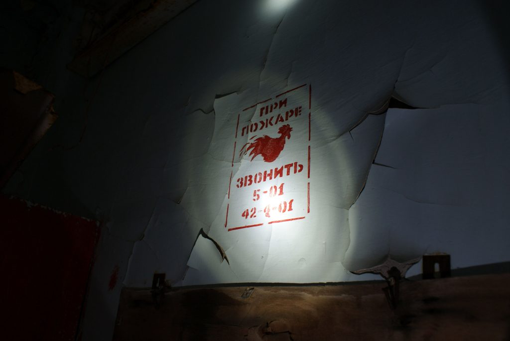 Czerwony kogut. "W razie pożaru dzwonić 5-01, 42-4-01" / Fot. Tomasz Róg
