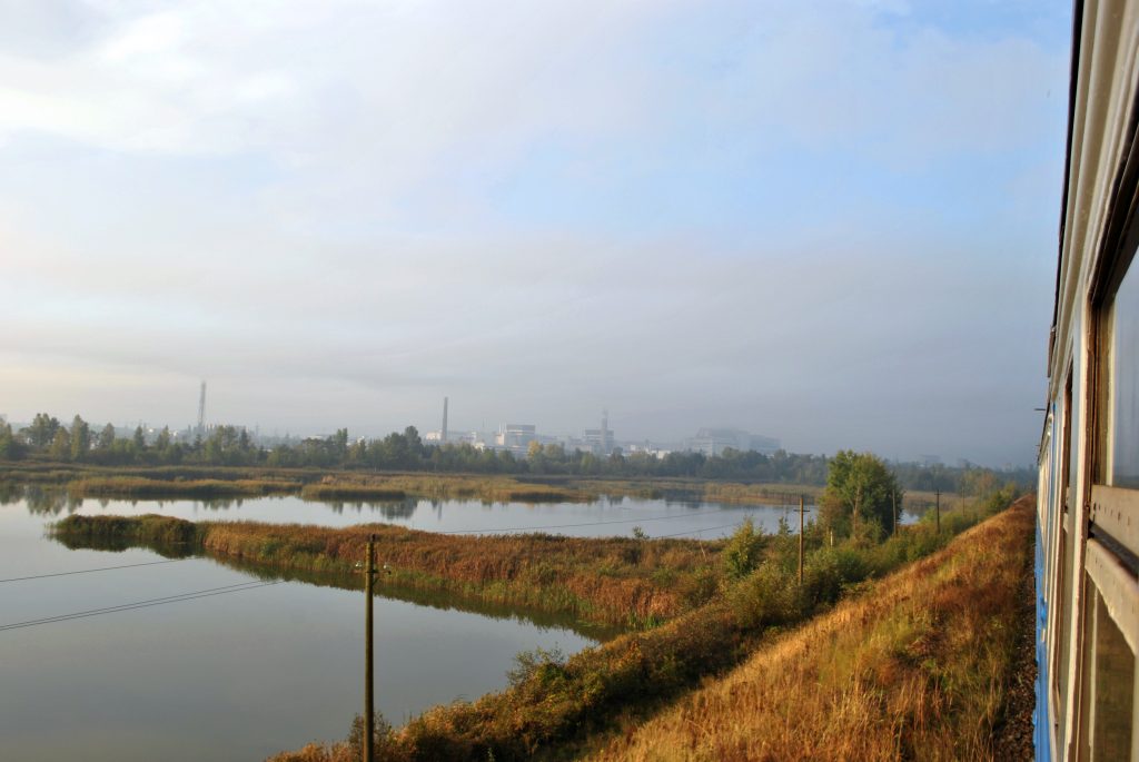 Zdjęcie elektrowni z okna pociągu pracowniczego. Wyprawa pierwsza - wrzesień 2012 r. Fot. Staszek (stalker)