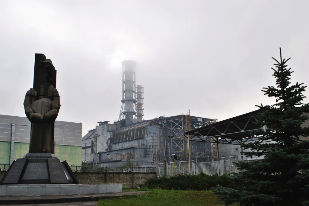 Widok na blok czwarty elektrowni i stojące dwa kominy wentylacyjne. Wyprawa pierwsza - wrzesień 2012 r. Fot. Staszek (stalker)