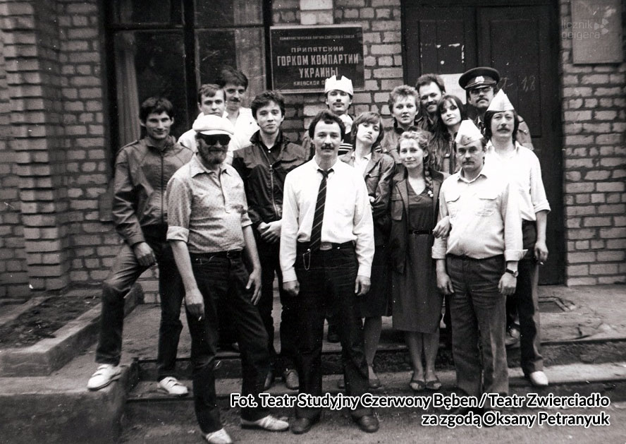 Grupa teatralna przed budynkiem partii w Prypeci. Fot. Teatr Studyjny Czerwony Bęben / Teatr Zwierciadło za zgodą Oksany Petranyuk