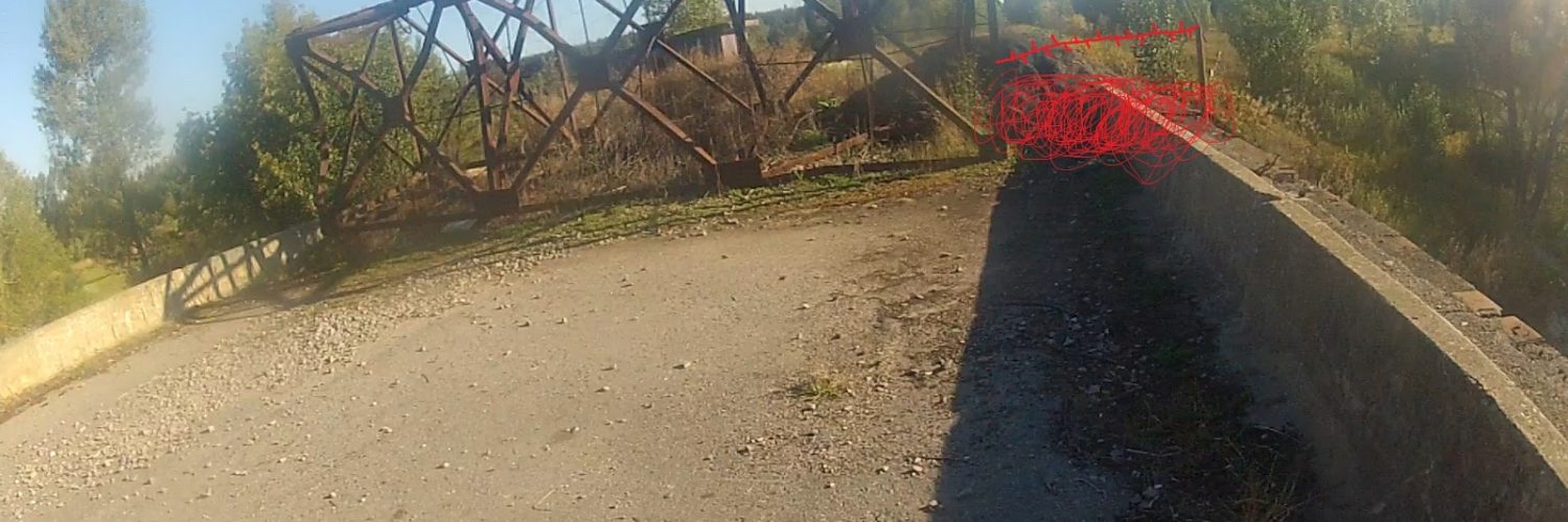 Jedyne zdjęcie kratownicy jakie posiadam, zrobione jeszcze przed wprowadzeniem zmian, dlatego opatrzone stosownym paintowym komentarzem pokazującym, jak to teraz wygląda. Zwykle przekraczanie mostu jest zbyt emocjonujące, żeby marnować je na robienie zdjęć. Fot. Staszek (stalker)