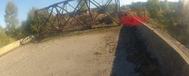 Jedyne zdjęcie kratownicy jakie posiadam, zrobione jeszcze przed wprowadzeniem zmian, dlatego opatrzone stosownym paintowym komentarzem pokazującym, jak to teraz wygląda. Zwykle przekraczanie mostu jest zbyt emocjonujące, żeby marnować je na robienie zdjęć. Fot. Staszek (stalker)