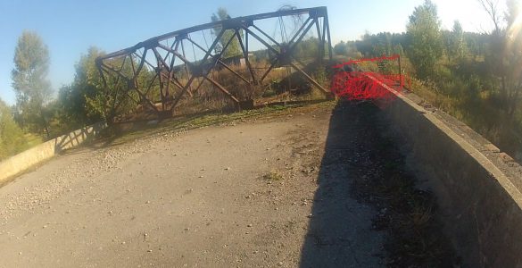 Jedyne zdjęcie kratownicy jakie posiadam, zrobione jeszcze przed wprowadzeniem zmian, dlatego opatrzone stosownym paintowym komentarzem pokazującym, jak to teraz wygląda. Zwykle przekraczanie mostu jest zbyt emocjonujące, żeby marnować je na robienie zdjęć. Fot. Staszek (stalker)