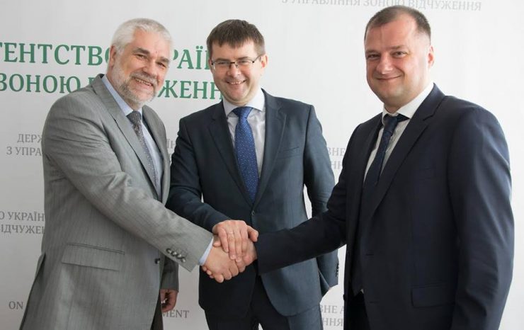 Witalij Petruk ze swoimi zastępcami Olegiem Naswitem i Wołodymyrem Feszczenką. Kwiecień 2017 r. Fot. facebook.com/Pettrukf