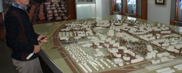 Dyrektor muzeum Jewgienij Abdulajewicz Alimow przy makiecie Sławutycza. Fot. Tomasz Róg