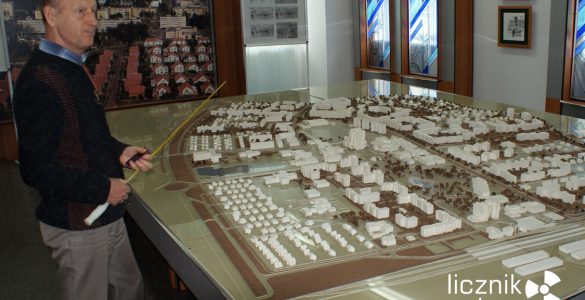 Dyrektor muzeum Jewgienij Abdulajewicz Alimow przy makiecie Sławutycza. Fot. Tomasz Róg