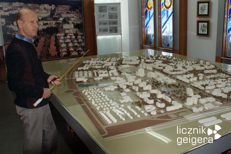 Dyrektor muzeum Jewgienij Abdulajewicz Alimow przy makiecie Sławutycza. Fot. Tomasz Róg