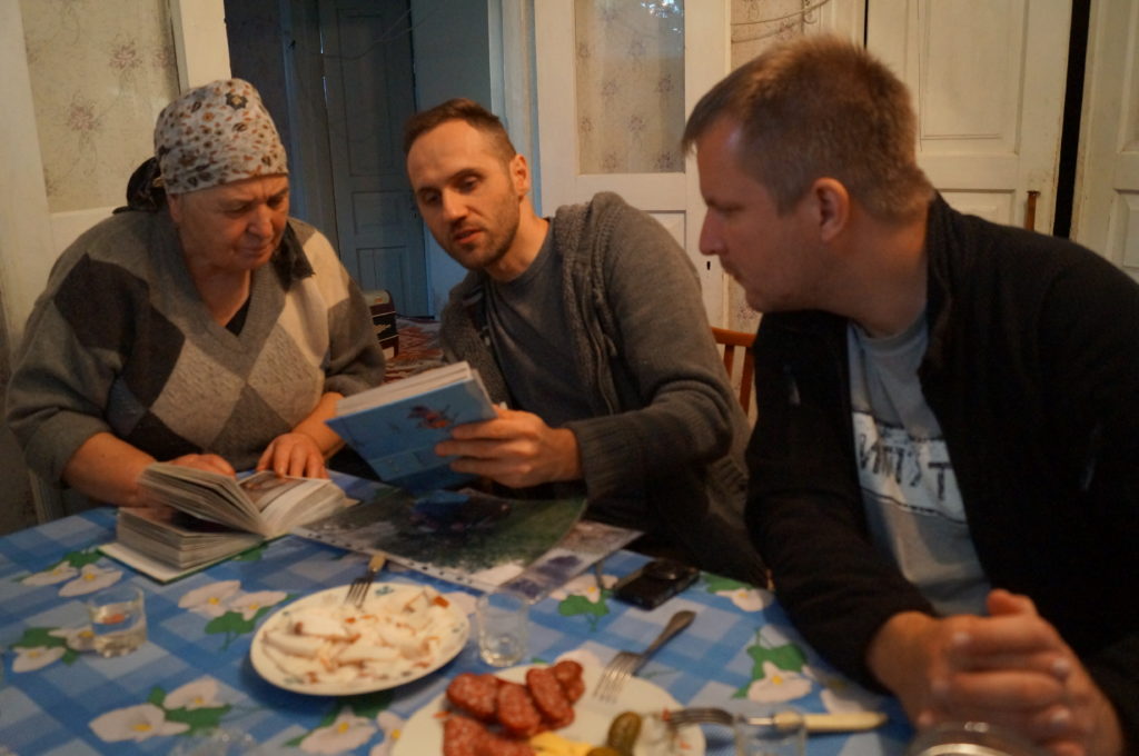 Wizyta u samosiołki Walentyny w miasteczku Czarnobyl. Fot. Andrij Erdniiev, Tomasz Róg, Paweł Sekuła