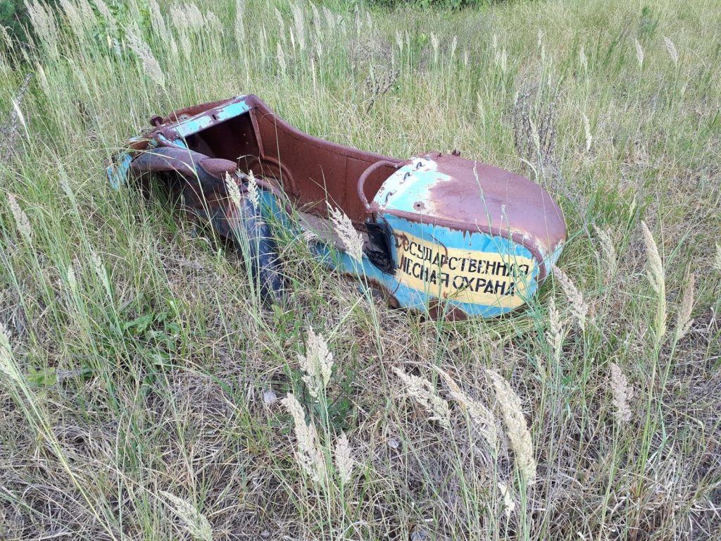 Państwowa Leśna Ochrona - głosi napis na przyczepce od motoru. Fot. Staszek (stalker)