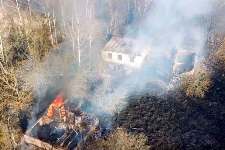 Płonące zabudowania wsi Lelów. Fot. Jarosław Jemelianenko / Chernobyl Tour