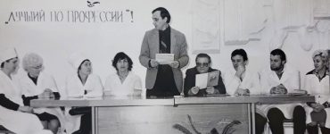 Posiedzenie komisji konkursu medycznego. Początek lat 80. ubiegłego wieku. Pieczerycja stoi, na prawo od niego Witalij Leonienko. Fot. National Museum Chornobyl